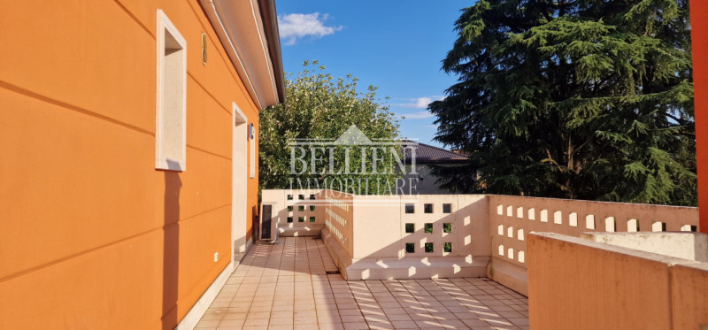 SANT'ANDREA - Proponiamo in vendita un elegante attico su due livelli con terrazze panoramiche e ...