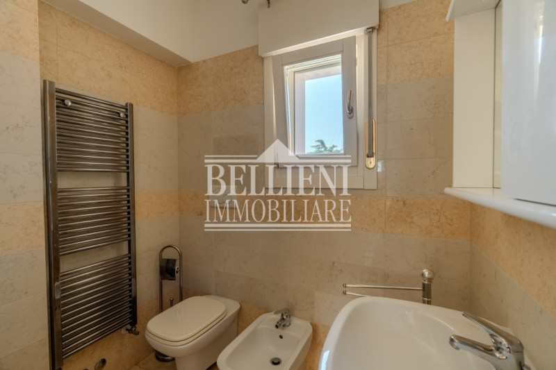 SANT'ANDREA - Proponiamo in vendita un elegante attico su due livelli con terrazze panoramiche e ...