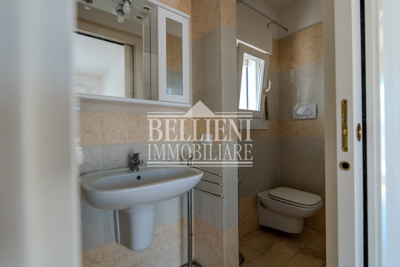 SANT'ANDREA - Proponiamo in vendita un elegante attico su due livelli con terrazze panoramiche e ...