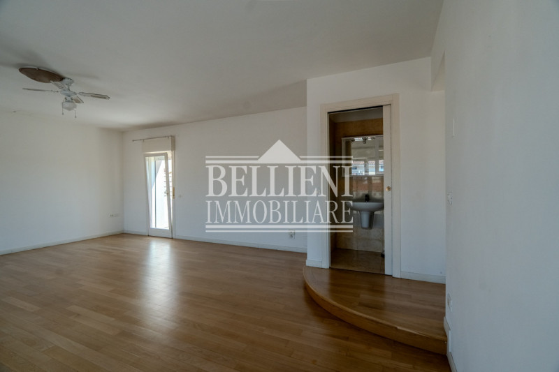 SANT'ANDREA - Proponiamo in vendita un elegante attico su due livelli con terrazze panoramiche e ...