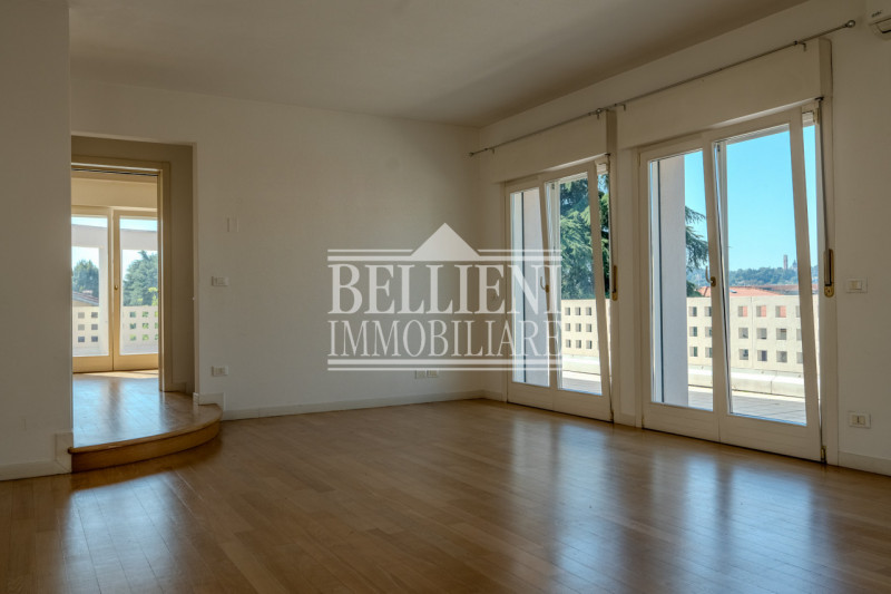 SANT'ANDREA - Proponiamo in vendita un elegante attico su due livelli con terrazze panoramiche e ...