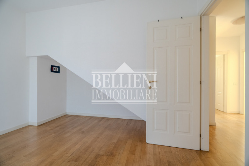 SANT'ANDREA - Proponiamo in vendita un elegante attico su due livelli con terrazze panoramiche e ...