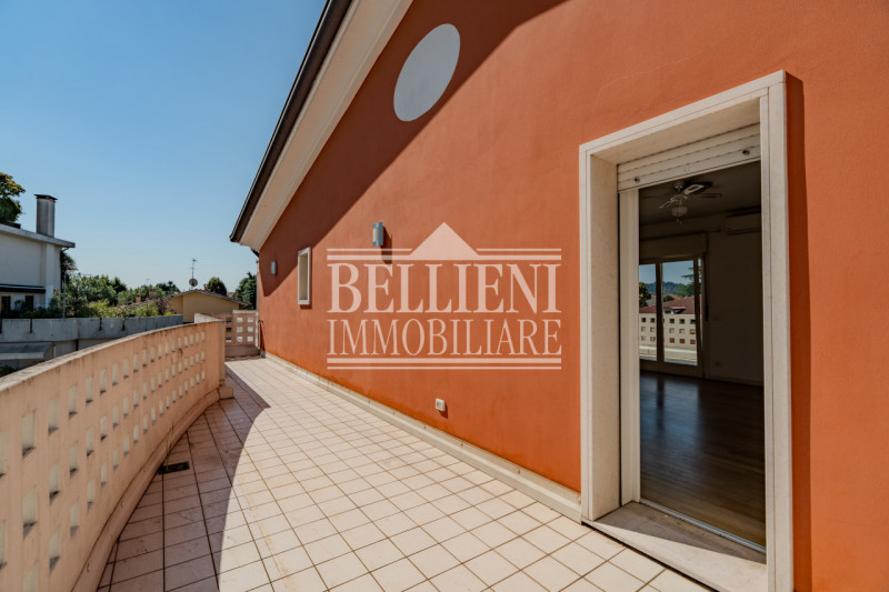 SANT'ANDREA - Proponiamo in vendita un elegante attico su due livelli con terrazze panoramiche e ...