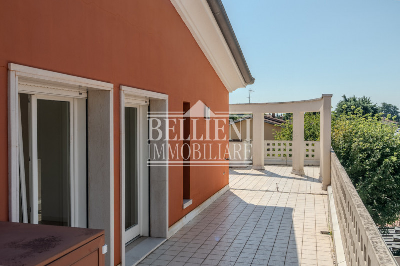 SANT'ANDREA - Proponiamo in vendita un elegante attico su due livelli con terrazze panoramiche e ...