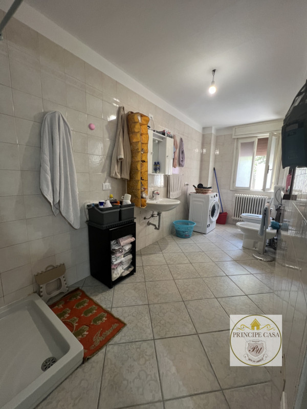 Comoda ai servizi, a pochi passi dal centro di Stanghella, proponiamo in vendita ampia porzione d...