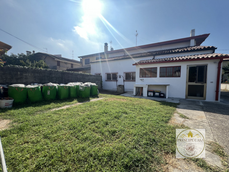 Comoda ai servizi, a pochi passi dal centro di Stanghella, proponiamo in vendita ampia porzione d...