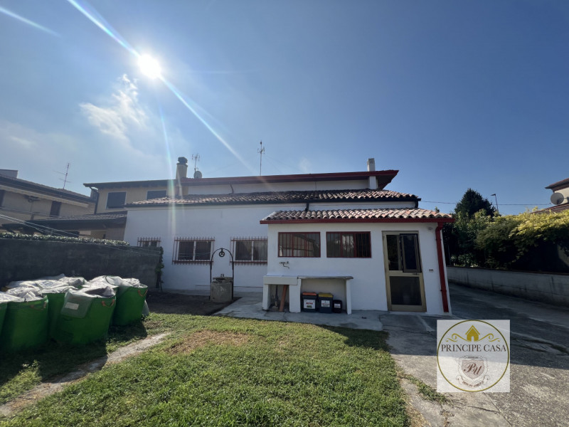 Comoda ai servizi, a pochi passi dal centro di Stanghella, proponiamo in vendita ampia porzione d...