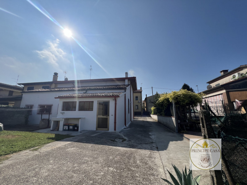 Comoda ai servizi, a pochi passi dal centro di Stanghella, proponiamo in vendita ampia porzione d...