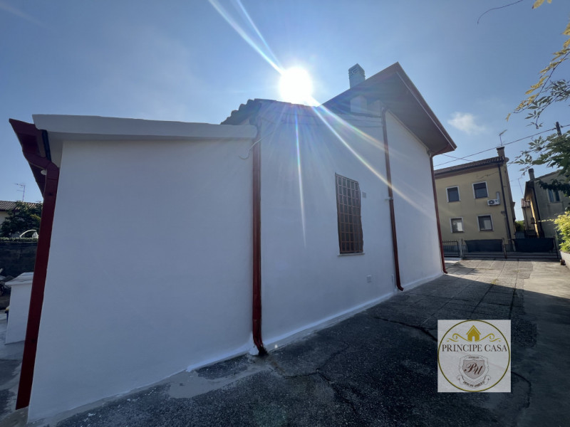 Comoda ai servizi, a pochi passi dal centro di Stanghella, proponiamo in vendita ampia porzione d...