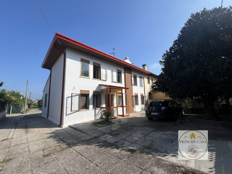 Comoda ai servizi, a pochi passi dal centro di Stanghella, proponiamo in vendita ampia porzione d...