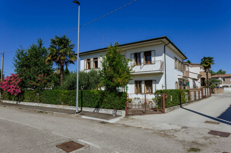 A Monselice, nel cuore del quartiere residenziale di San Bortolo, proponiamo in vendita una casa ...