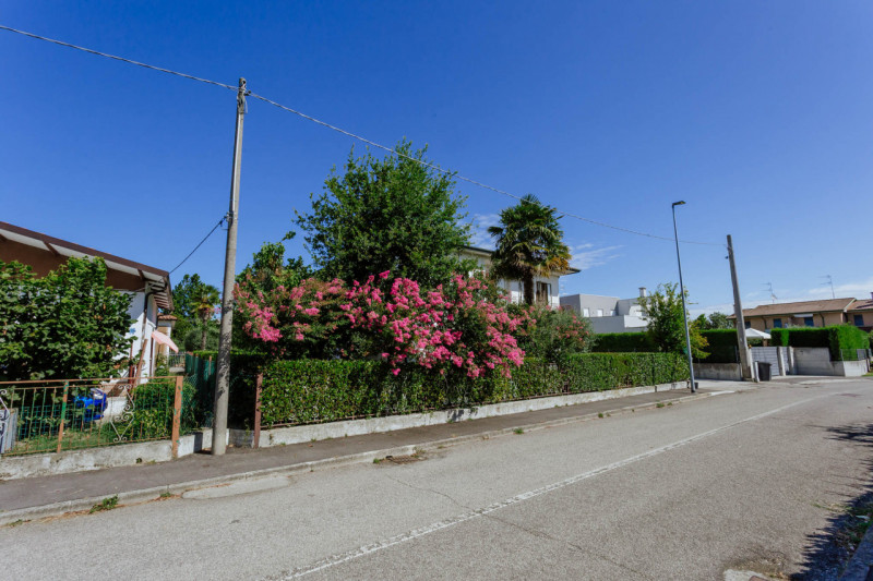 A Monselice, nel cuore del quartiere residenziale di San Bortolo, proponiamo in vendita una casa ...