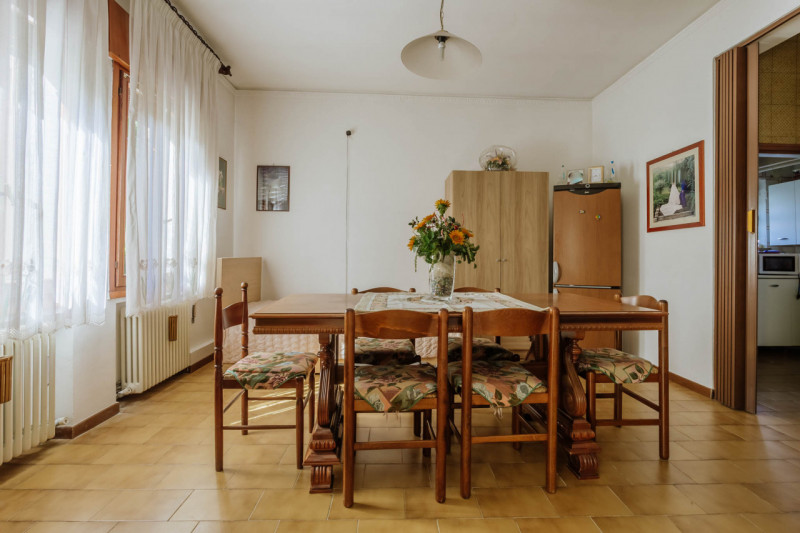 A Monselice, nel cuore del quartiere residenziale di San Bortolo, proponiamo in vendita una casa ...