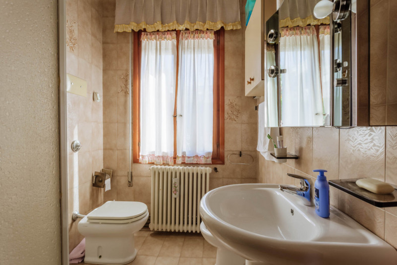 A Monselice, nel cuore del quartiere residenziale di San Bortolo, proponiamo in vendita una casa ...