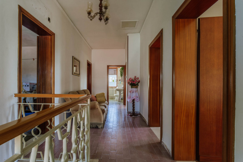 A Monselice, nel cuore del quartiere residenziale di San Bortolo, proponiamo in vendita una casa ...