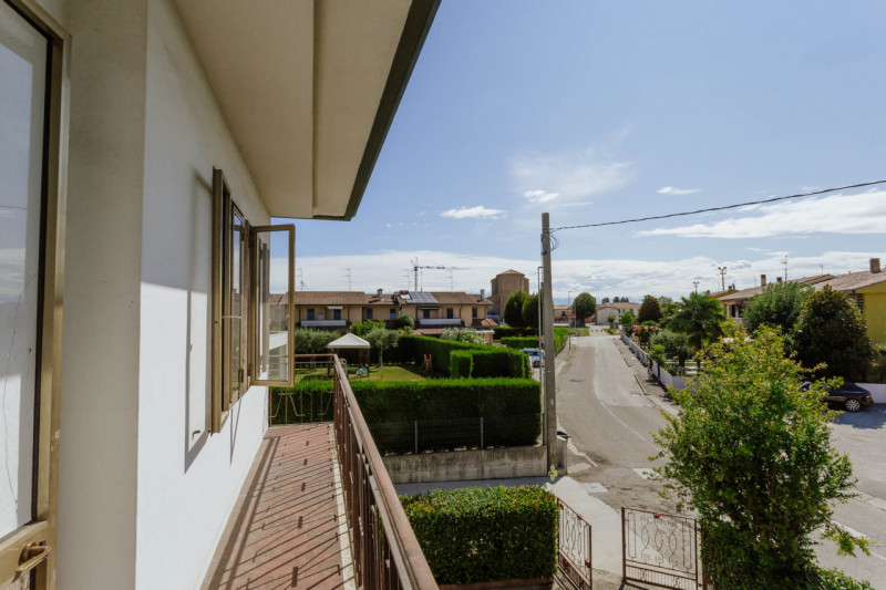 A Monselice, nel cuore del quartiere residenziale di San Bortolo, proponiamo in vendita una casa ...