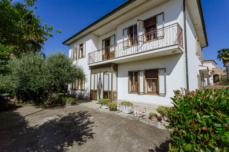 A Monselice, nel cuore del quartiere residenziale di San Bortolo, proponiamo in vendita una casa ...