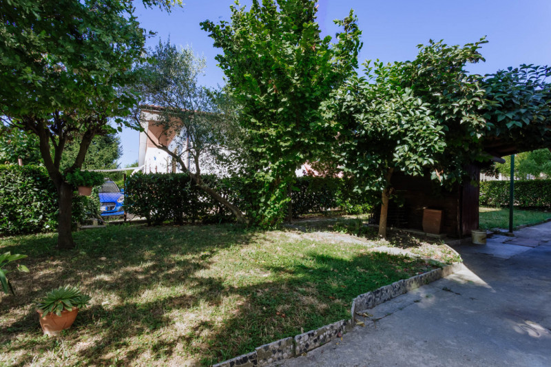 A Monselice, nel cuore del quartiere residenziale di San Bortolo, proponiamo in vendita una casa ...