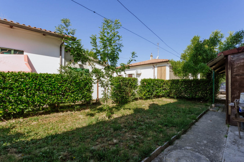 A Monselice, nel cuore del quartiere residenziale di San Bortolo, proponiamo in vendita una casa ...
