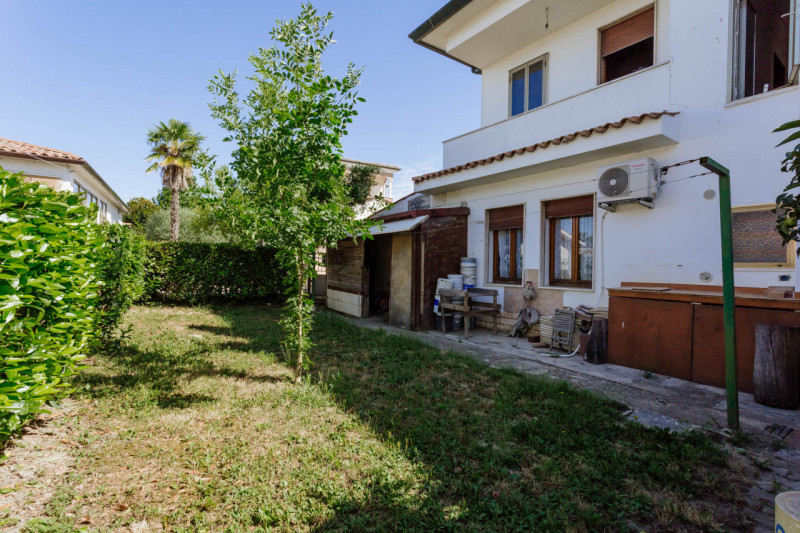 A Monselice, nel cuore del quartiere residenziale di San Bortolo, proponiamo in vendita una casa ...