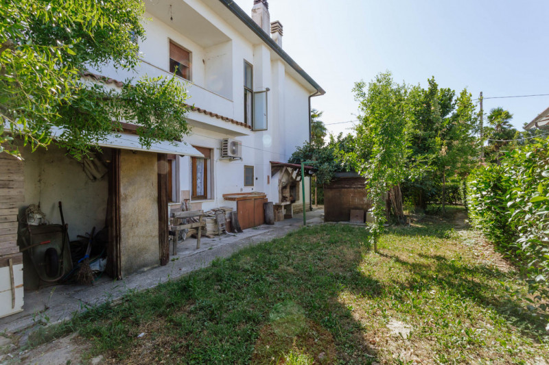 A Monselice, nel cuore del quartiere residenziale di San Bortolo, proponiamo in vendita una casa ...