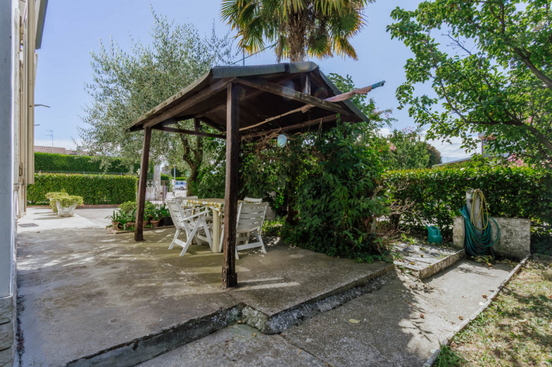 A Monselice, nel cuore del quartiere residenziale di San Bortolo, proponiamo in vendita una casa ...