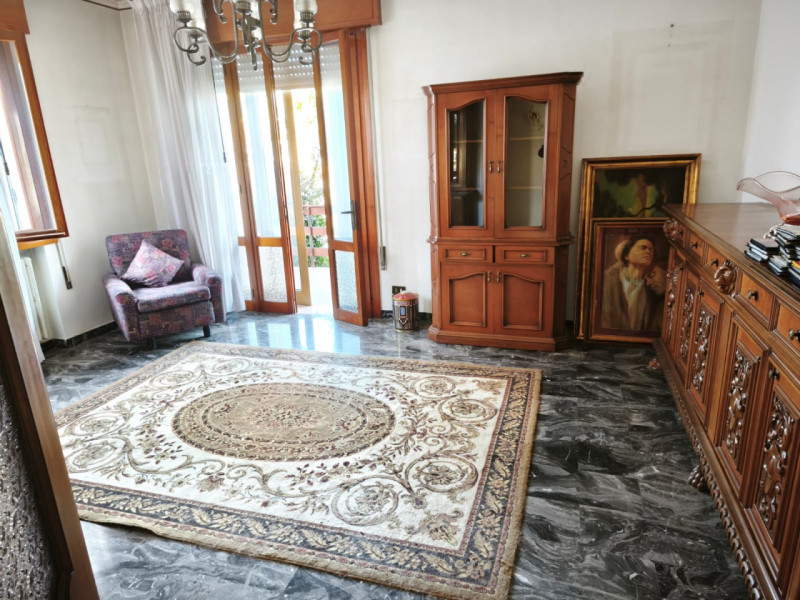 Proponiamo in vendita una casa singola di ampia metratura (216 mq) situata nella ricercata zona d...