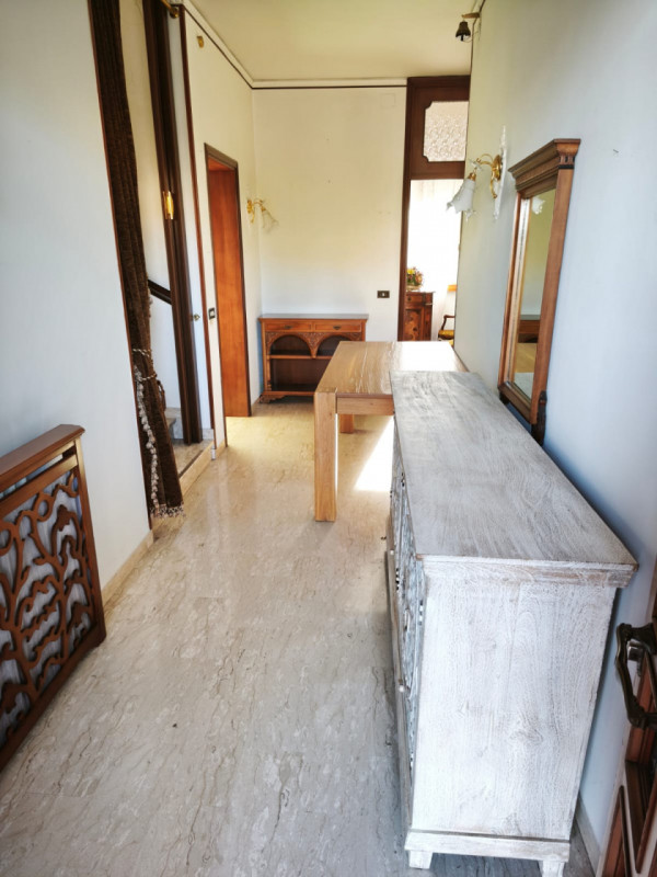 Proponiamo in vendita una casa singola di ampia metratura (216 mq) situata nella ricercata zona d...