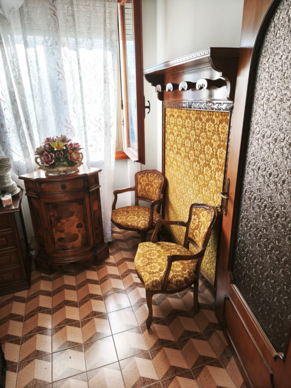 Proponiamo in vendita una casa singola di ampia metratura (216 mq) situata nella ricercata zona d...