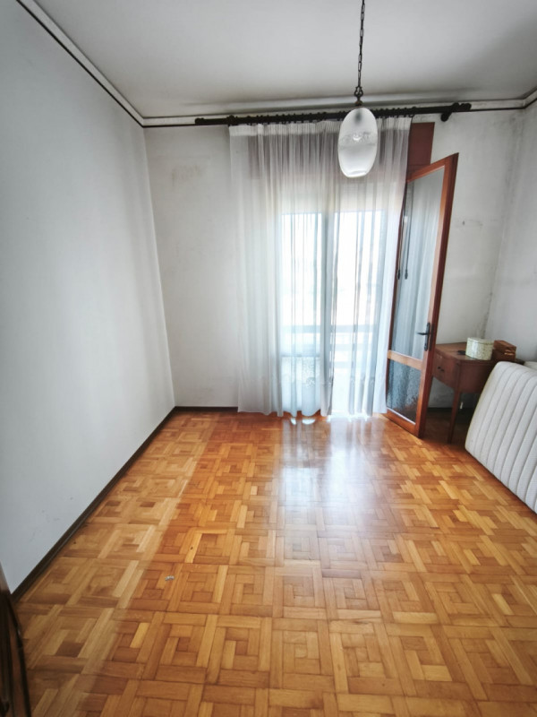 Proponiamo in vendita una casa singola di ampia metratura (216 mq) situata nella ricercata zona d...