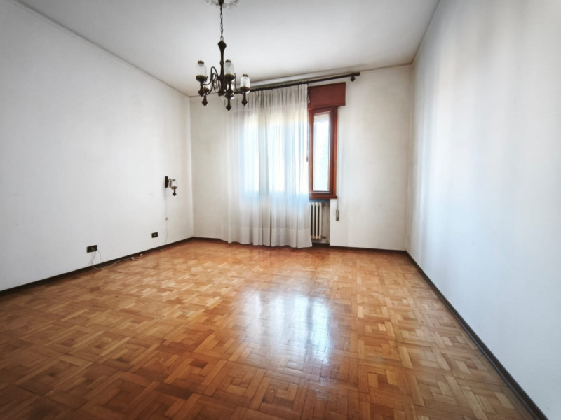 Proponiamo in vendita una casa singola di ampia metratura (216 mq) situata nella ricercata zona d...