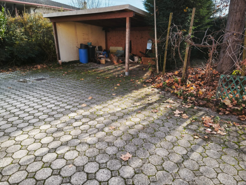 Proponiamo in vendita una casa singola di ampia metratura (216 mq) situata nella ricercata zona d...