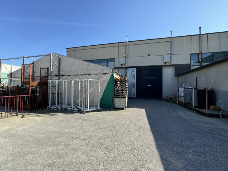 COMPOSIZIONE:
Capannone ad uso artigianale, con piacevole e curato ingresso sul fronte del fabbri...