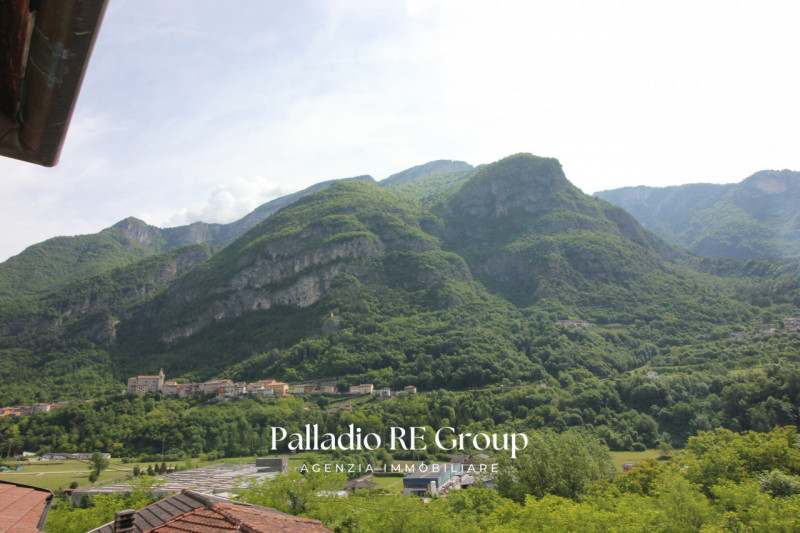 In un paesaggio montano incantevole e immerso nella quiete della natura, proponiamo in vendita un...