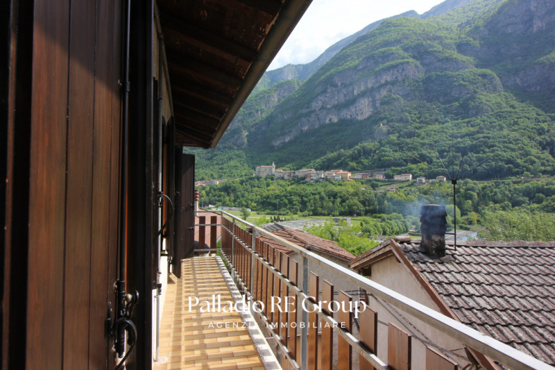 In un paesaggio montano incantevole e immerso nella quiete della natura, proponiamo in vendita un...