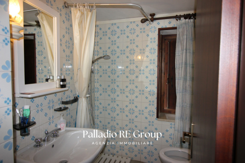 In un paesaggio montano incantevole e immerso nella quiete della natura, proponiamo in vendita un...