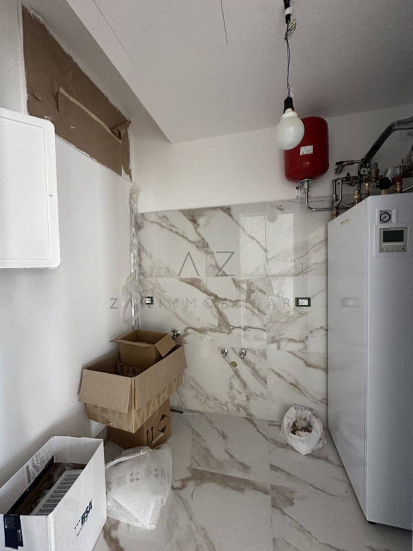 Proponiamo in vendita un ampio e luminoso attico situato al secondo ed ultimo piano di un condomi...