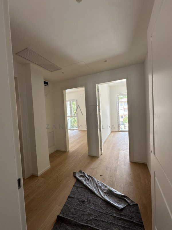 Proponiamo in vendita un ampio e luminoso attico situato al secondo ed ultimo piano di un condomi...