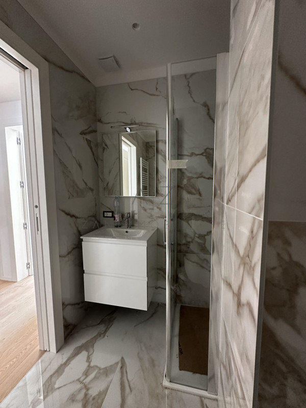 Proponiamo in vendita un ampio e luminoso attico situato al secondo ed ultimo piano di un condomi...