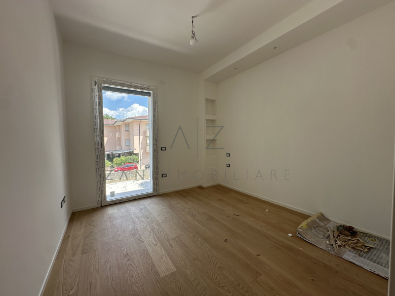 Proponiamo in vendita un ampio e luminoso attico situato al secondo ed ultimo piano di un condomi...