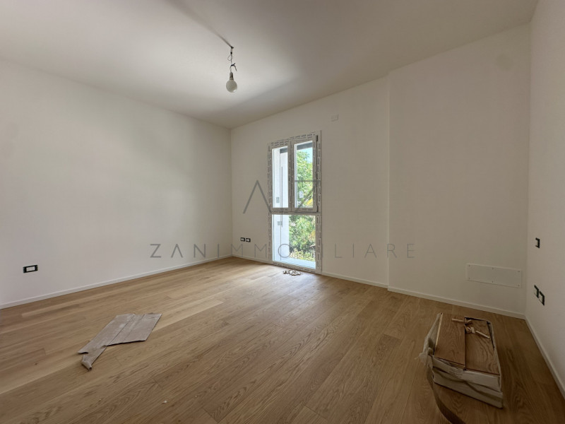 Proponiamo in vendita un ampio e luminoso attico situato al secondo ed ultimo piano di un condomi...