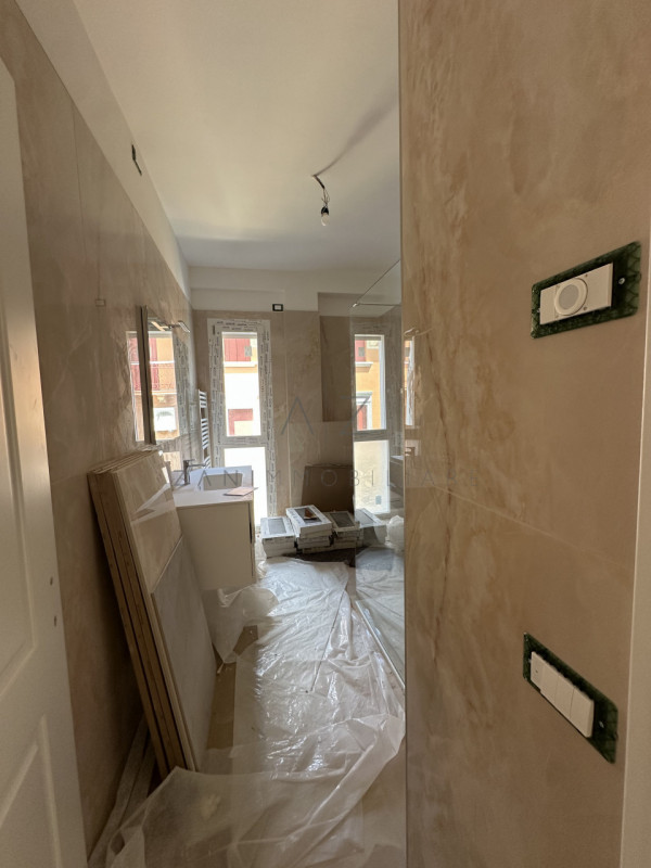 Proponiamo in vendita un ampio e luminoso attico situato al secondo ed ultimo piano di un condomi...