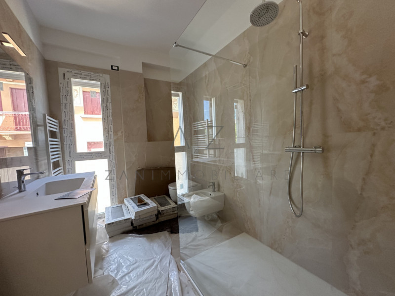 Proponiamo in vendita un ampio e luminoso attico situato al secondo ed ultimo piano di un condomi...