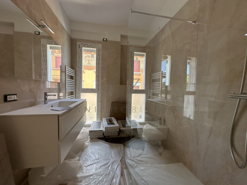 Proponiamo in vendita un ampio e luminoso attico situato al secondo ed ultimo piano di un condomi...