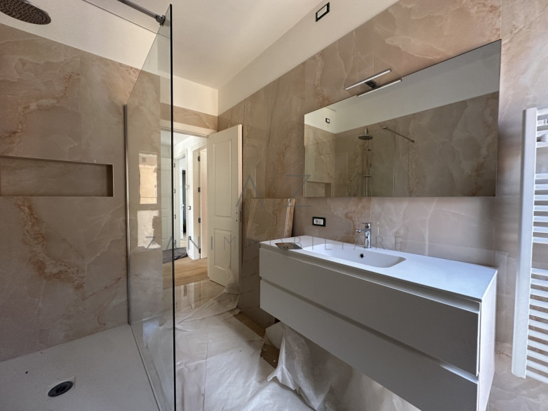 Proponiamo in vendita un ampio e luminoso attico situato al secondo ed ultimo piano di un condomi...