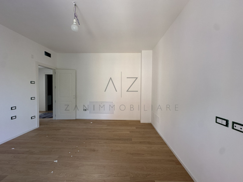 Proponiamo in vendita un ampio e luminoso attico situato al secondo ed ultimo piano di un condomi...