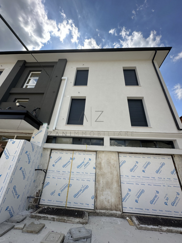 Proponiamo in vendita un ampio e luminoso attico situato al secondo ed ultimo piano di un condomi...
