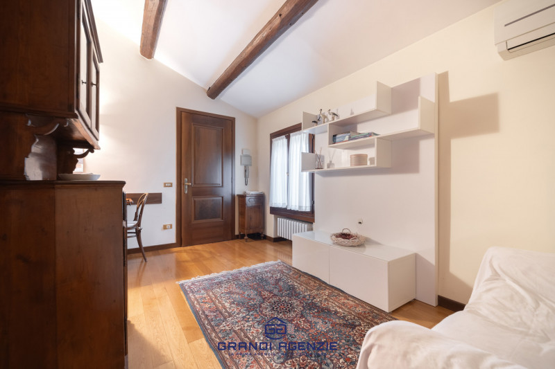 Situata in una posizione di prim'ordine, questa proprietà in riva al lago rappresenta una straord...