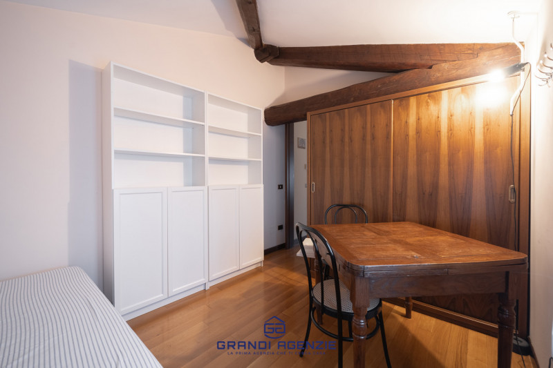 Situata in una posizione di prim'ordine, questa proprietà in riva al lago rappresenta una straord...