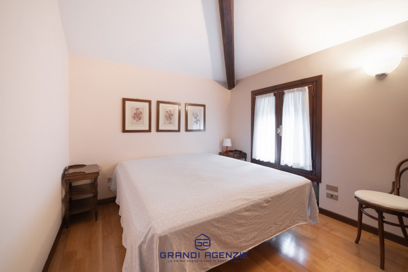 Situata in una posizione di prim'ordine, questa proprietà in riva al lago rappresenta una straord...